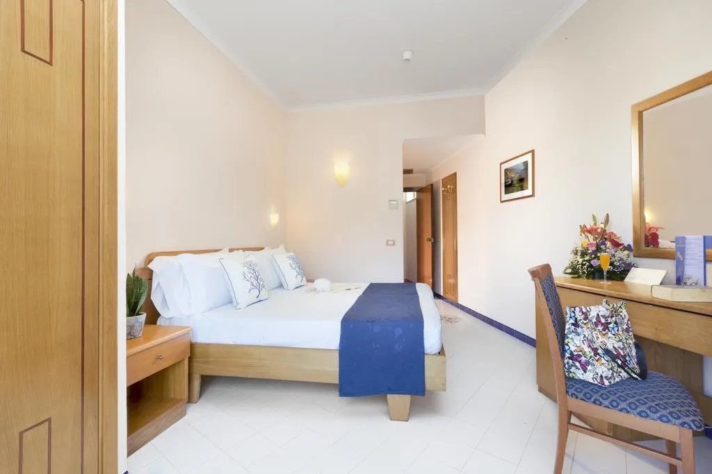 TRIPLE SEA VIEW Room, Piccolo Paradiso, Naples