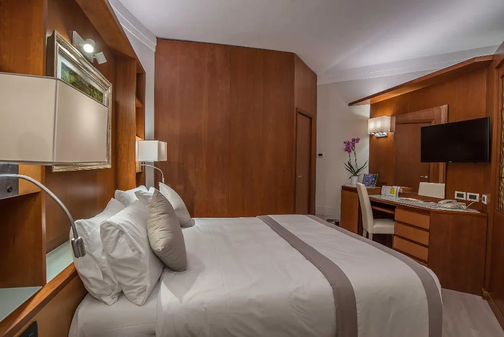 JUNIOR SUITE CAPACITY 4 Room, La Giocca Hotel, Rome