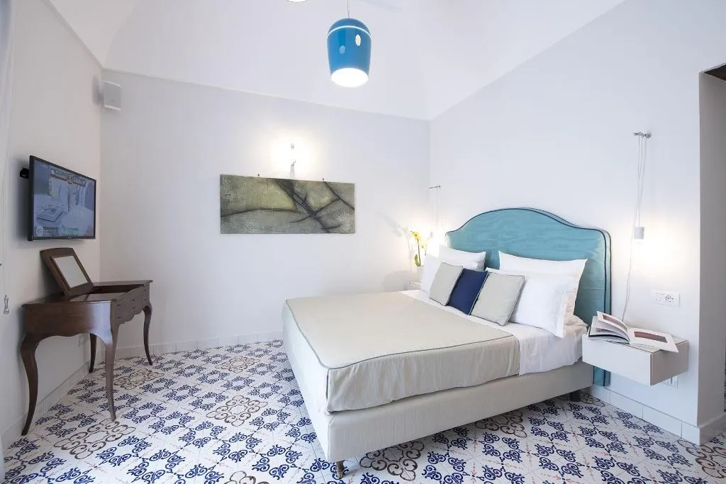 Room, Diecisedici, Naples