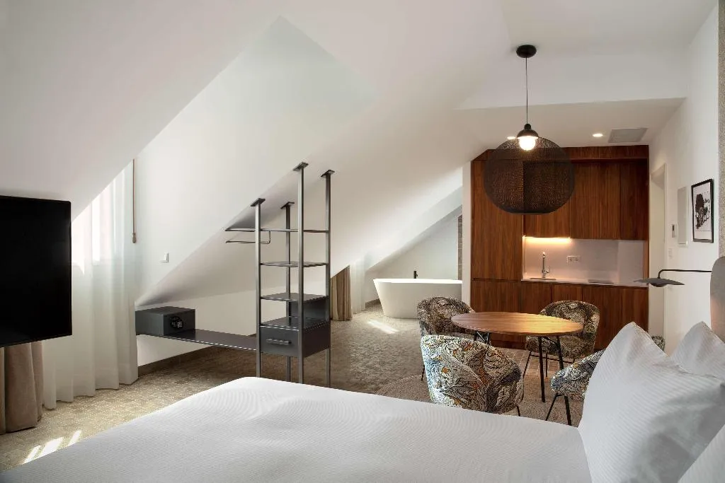 Room, Atocha Hotel Madrid, Tapestry Collection by Hilton, Madrid