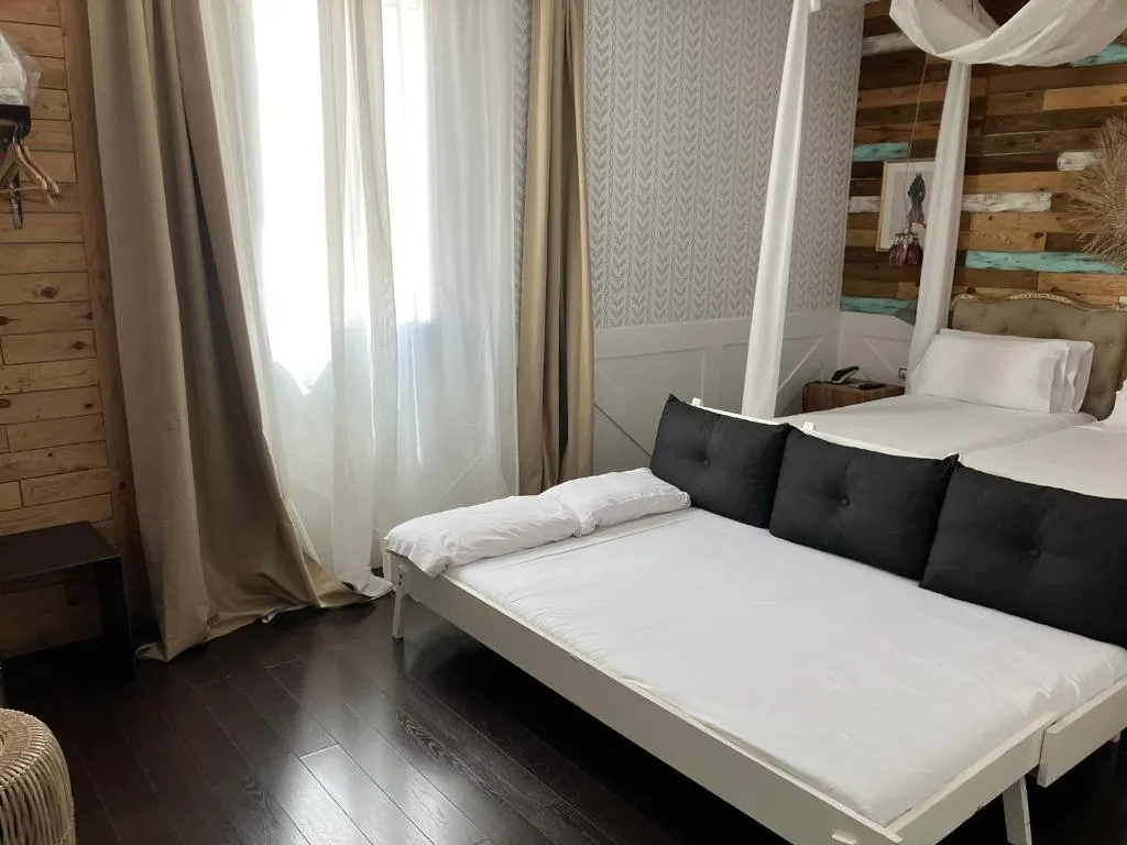 QUADRUPLE STANDARD Room, Life Gran Via - Tropical Garden, Madrid