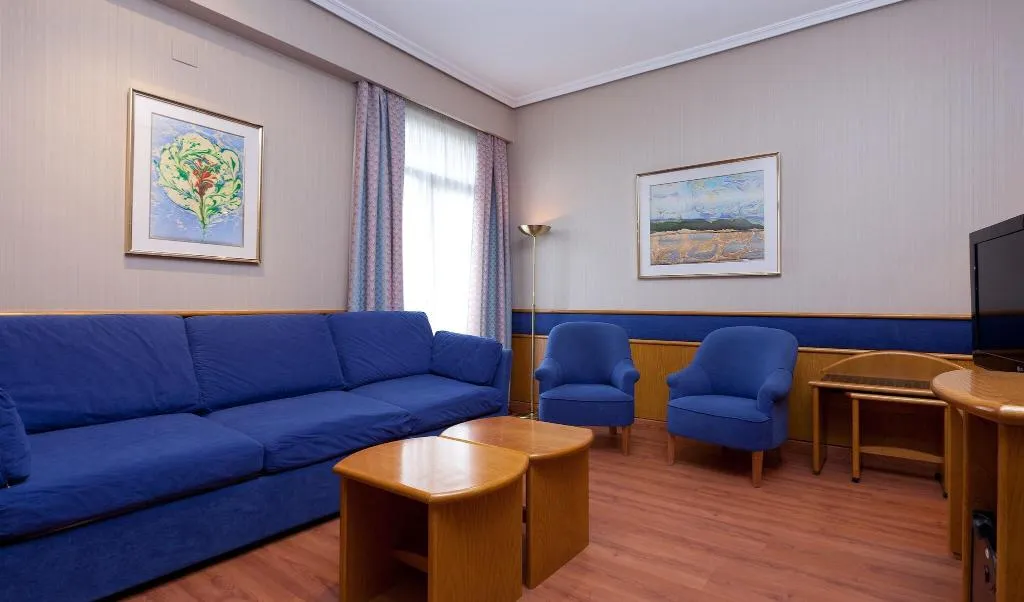 FAMILY ROOM THREE BEDS Room, Santos Agumar Atocha, Madrid