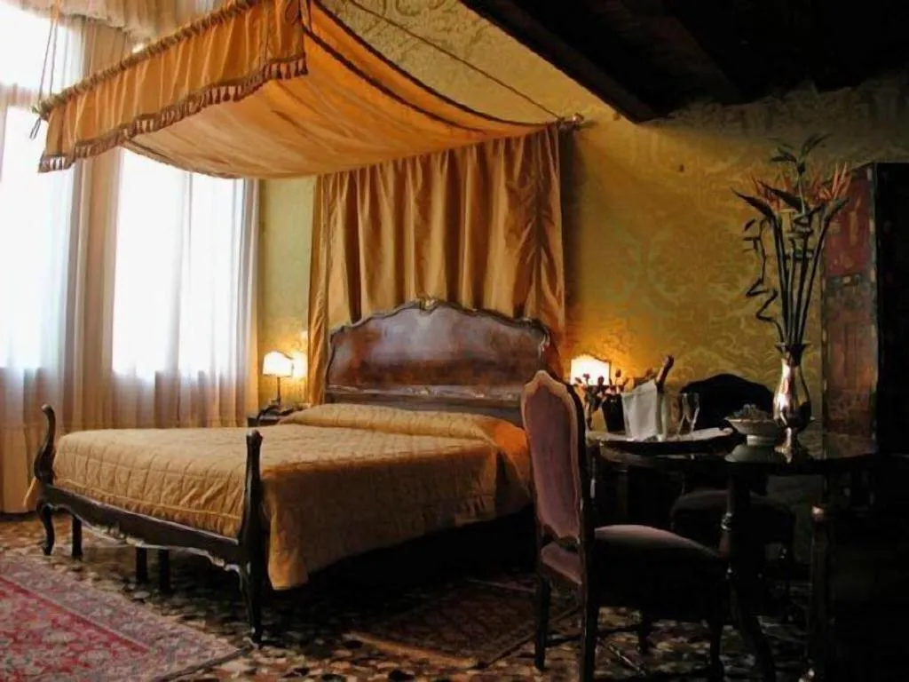 SUITE QUEEN SIZE BED Room, Palazzo Abadessa, Venice