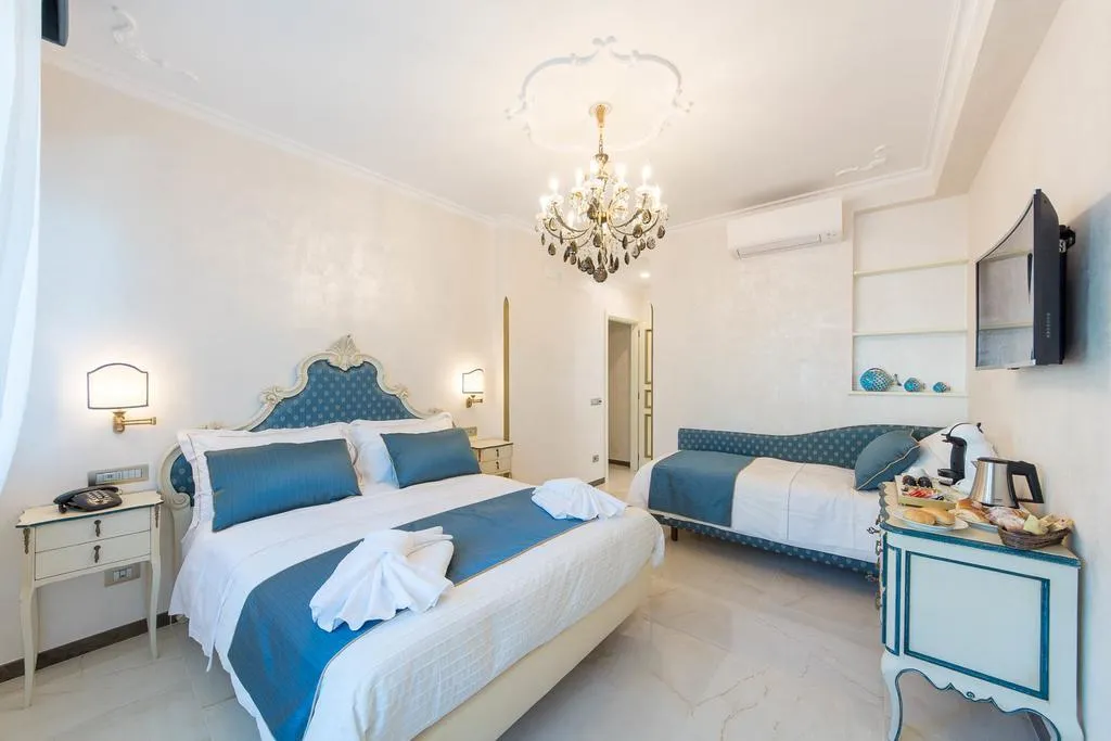 TRIPLE SUPERIOR SEA VIEW Room, B&B Palazzo Montesanto, Naples