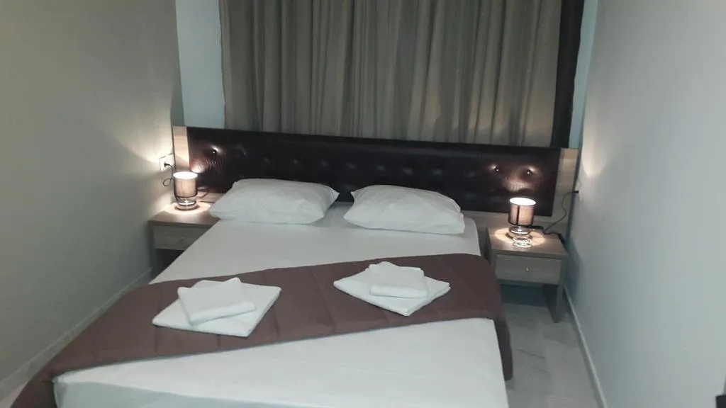 Room, Rex, Halkidiki
