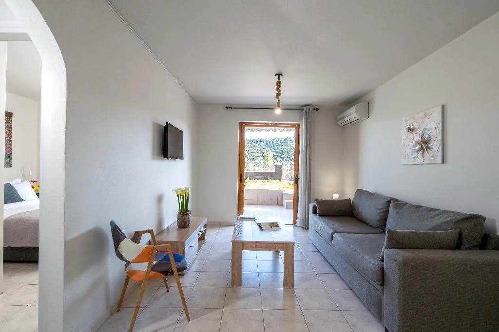 APARTMENT GARDEN VIEW ONE BEDROOM Room, ID Holiday Living, Athens