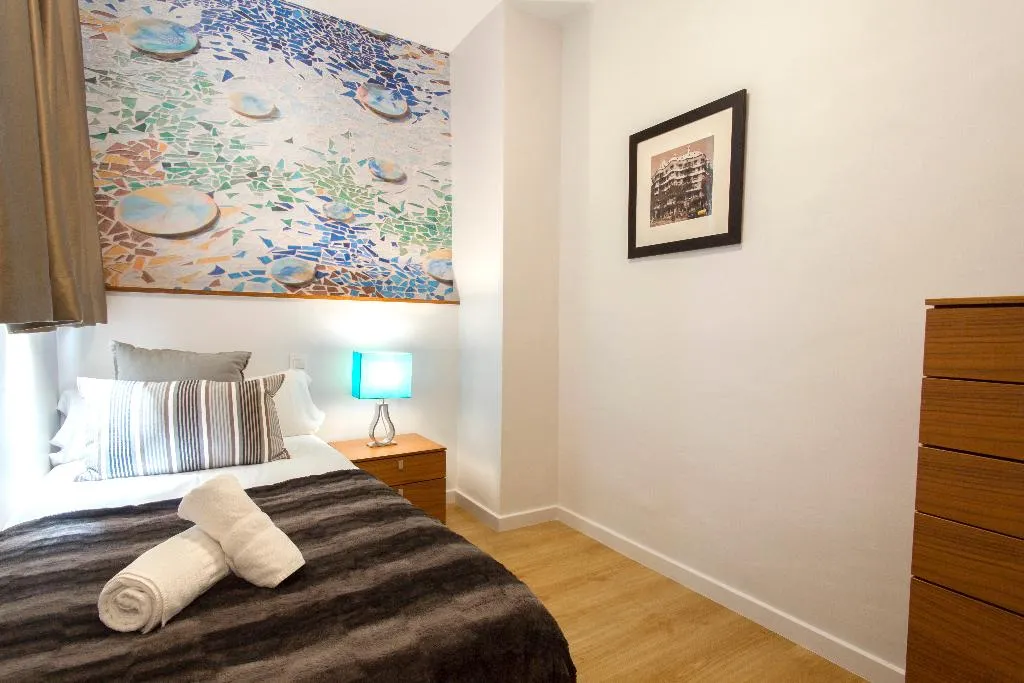 APARTMENT CAPACITY 4 THREE BEDROOM Room, Dailyflats Barcelona Center, Barcelona