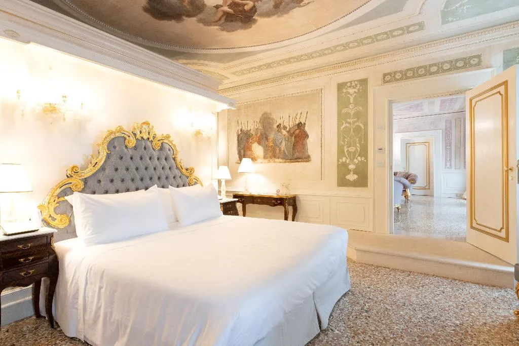 JUNIOR SUITE CANAL VIEW Room, Cà Bonfadini Historic Experience, Venice