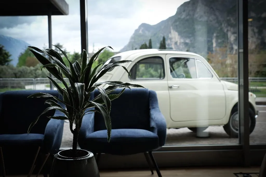 Lobby, Luise, Milan
