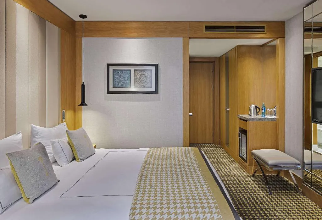 JUNIOR SUITE ONE BED Room, Titanic Chaussee Berlin, Berlin