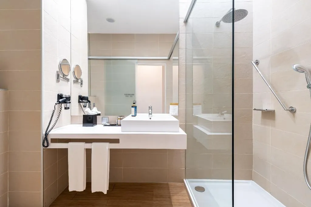 JUNIOR SUITE CAPACITY 4 Room, Jupiter Lisboa Hotel – Rooftop & Spa, Lisbon