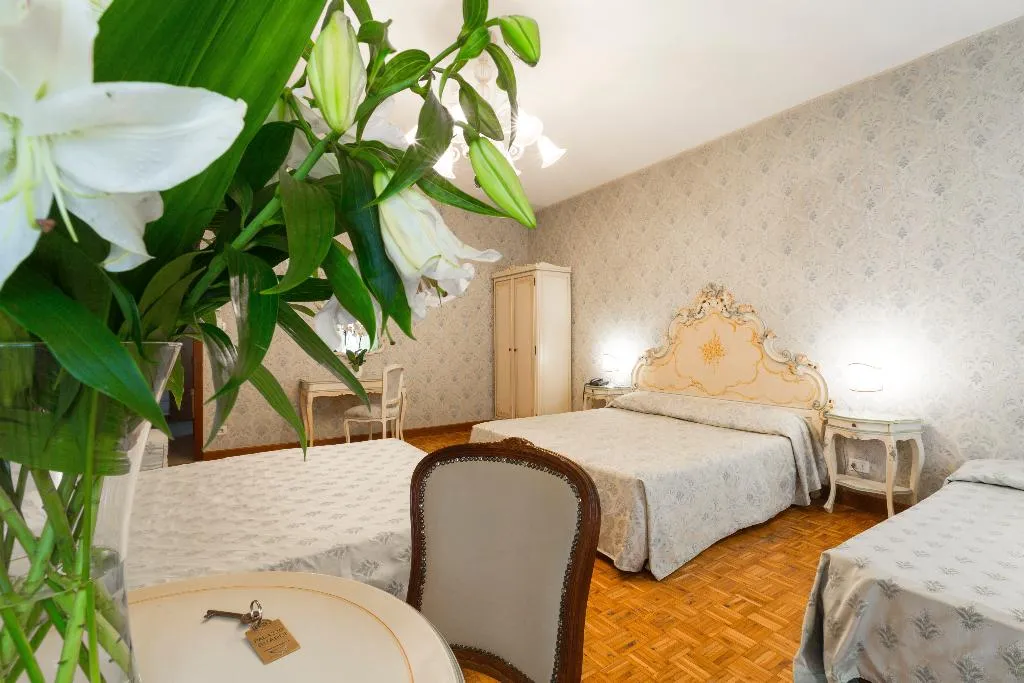 QUADRUPLE CLASSIC Room, Palazzo Guardi, Venice