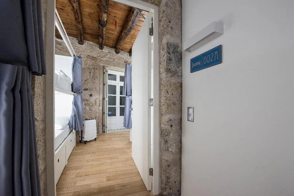 Bed in dormitory CAPACITY 6 ONE BEDROOM Room, Bluesock Hostels Porto, Porto