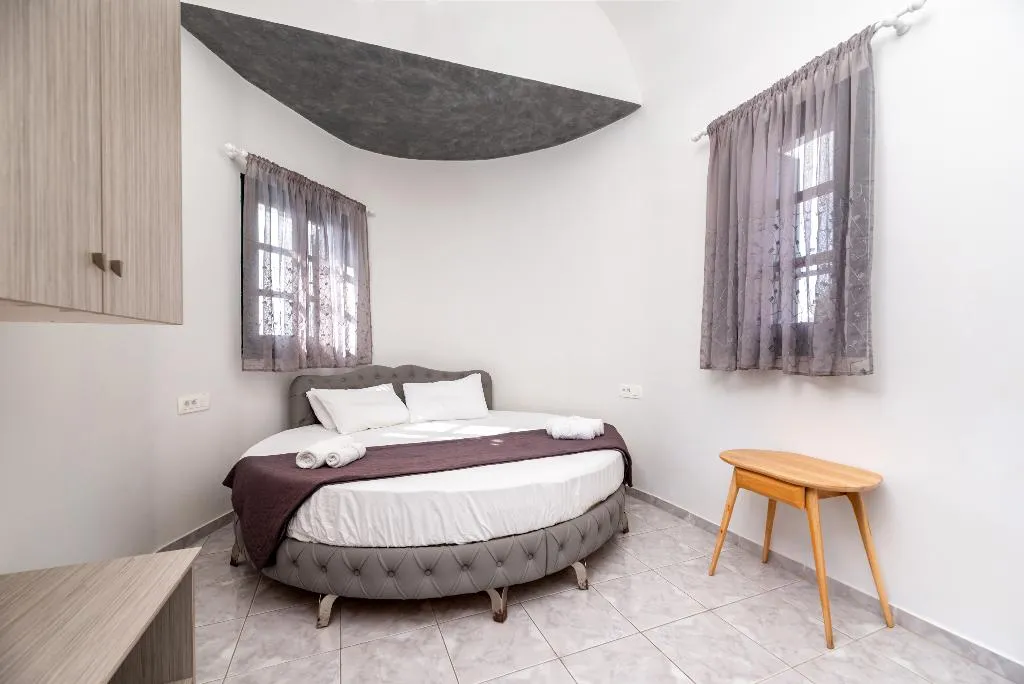 TRIPLE STANDARD Room, Villa Anemomilos Perissa, Santorini