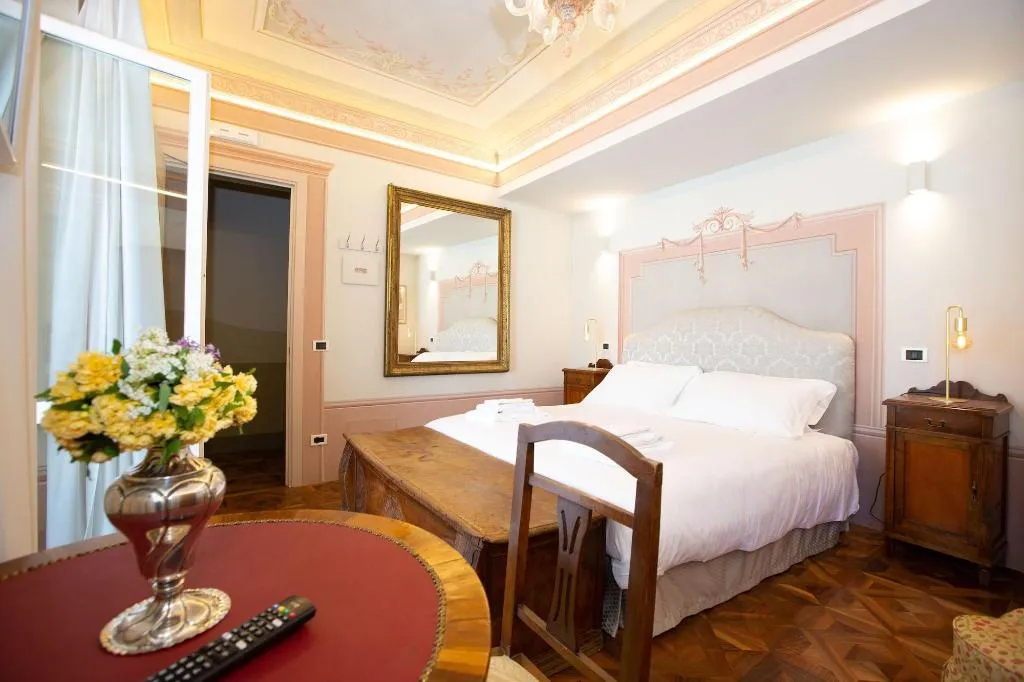 Room, Villa Tortorelli, Florence