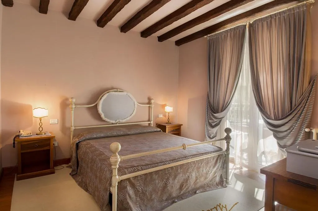 Room, Serenella, Milan