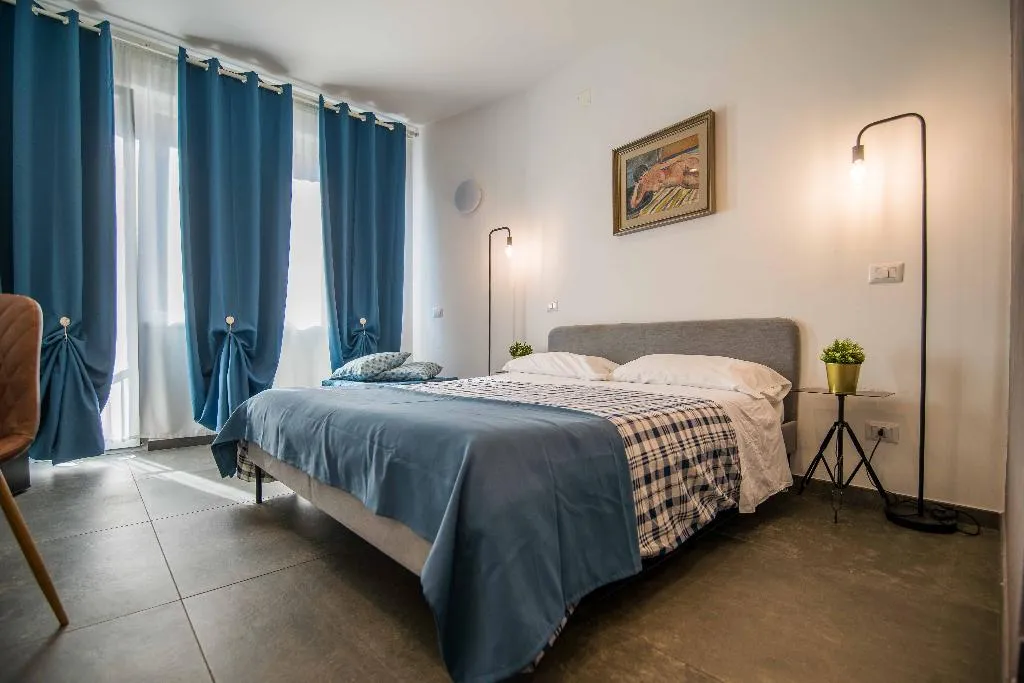 TRIPLE BASIC Room, Quattro Briganti, Naples