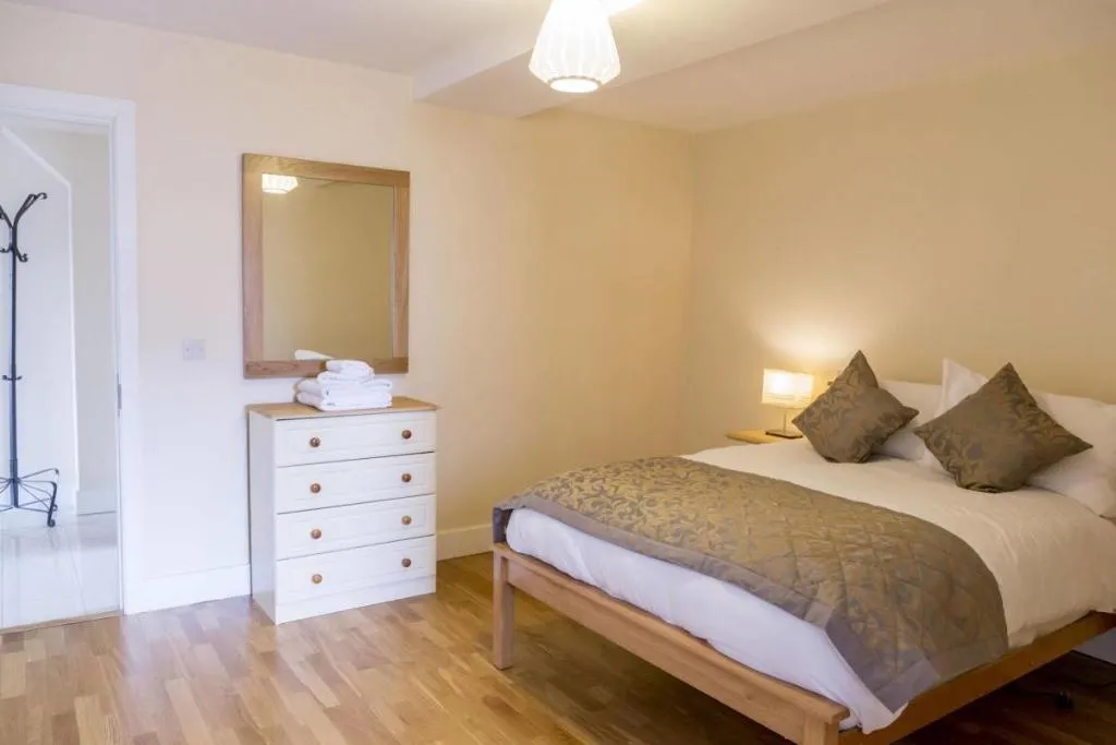 APARTMENT TWO BEDROOMS Room, Pearse Street Suites, Dublin