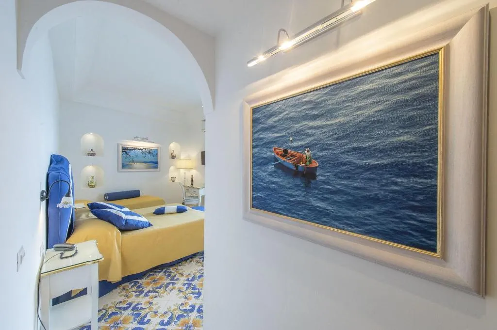 Room, Open Gate, Naples