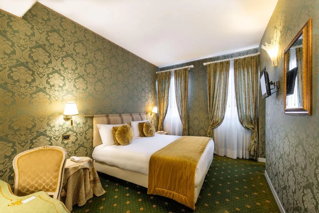 Room, A Tribute To Music, Venice