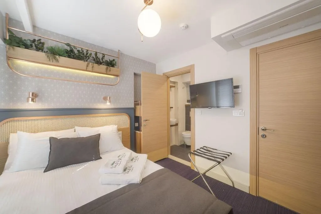Room, Viva La Vita, Izmir