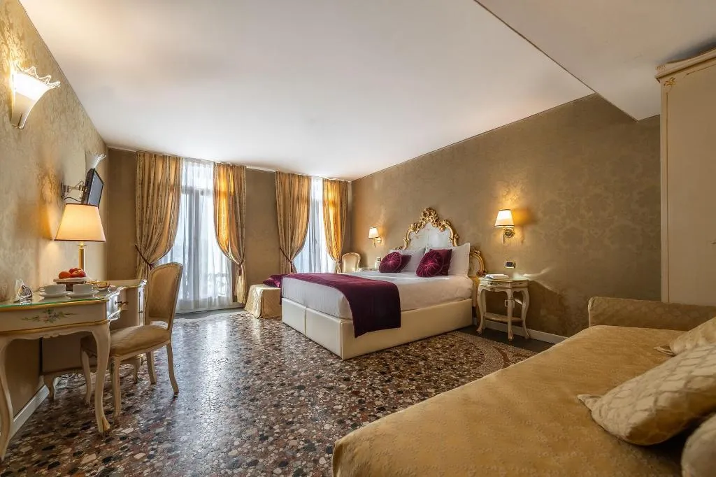 Room, A Tribute To Music, Venice