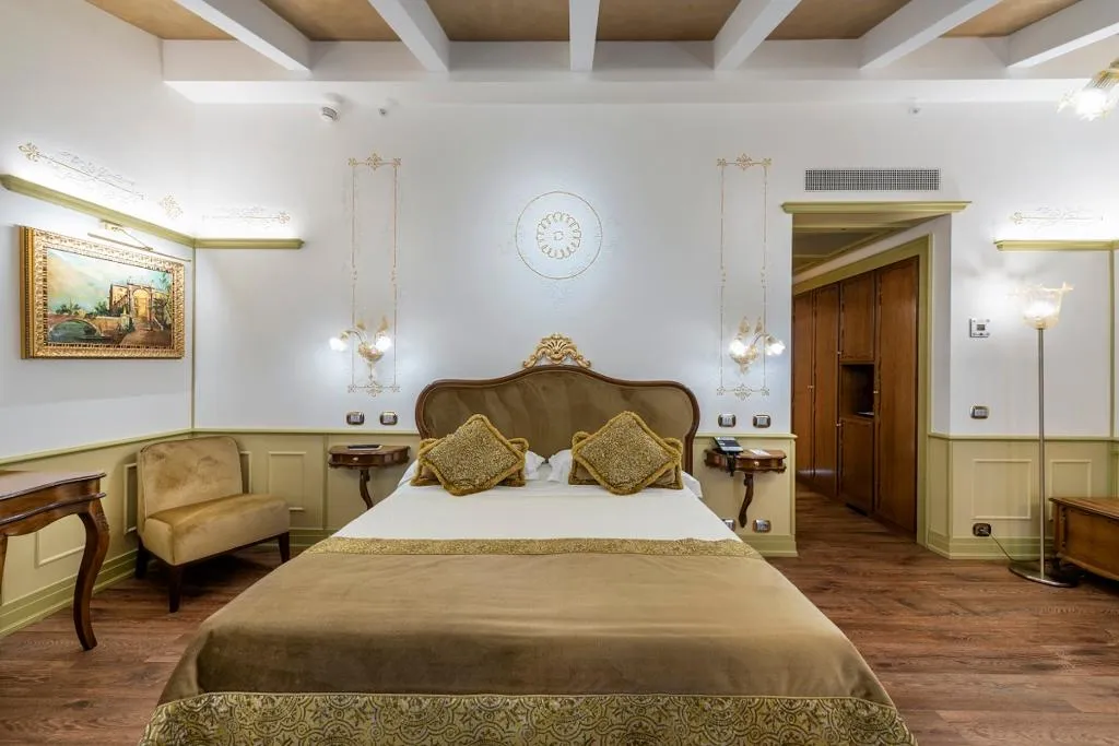 JUNIOR SUITE CLASSIC Room, Monaco and Grand Canal, Venice