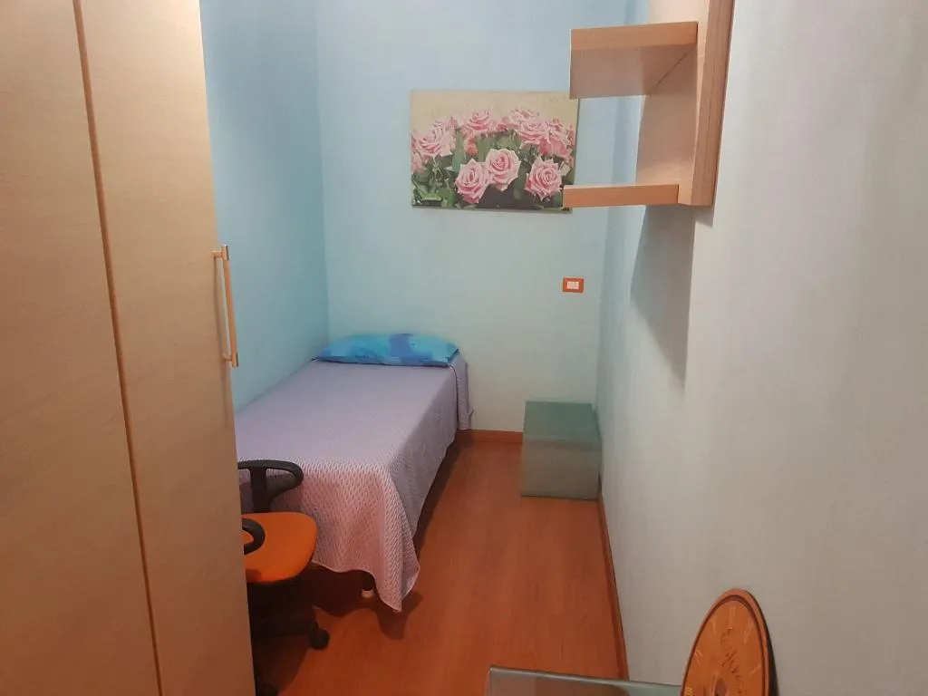 Room, Thousand Colors, Naples
