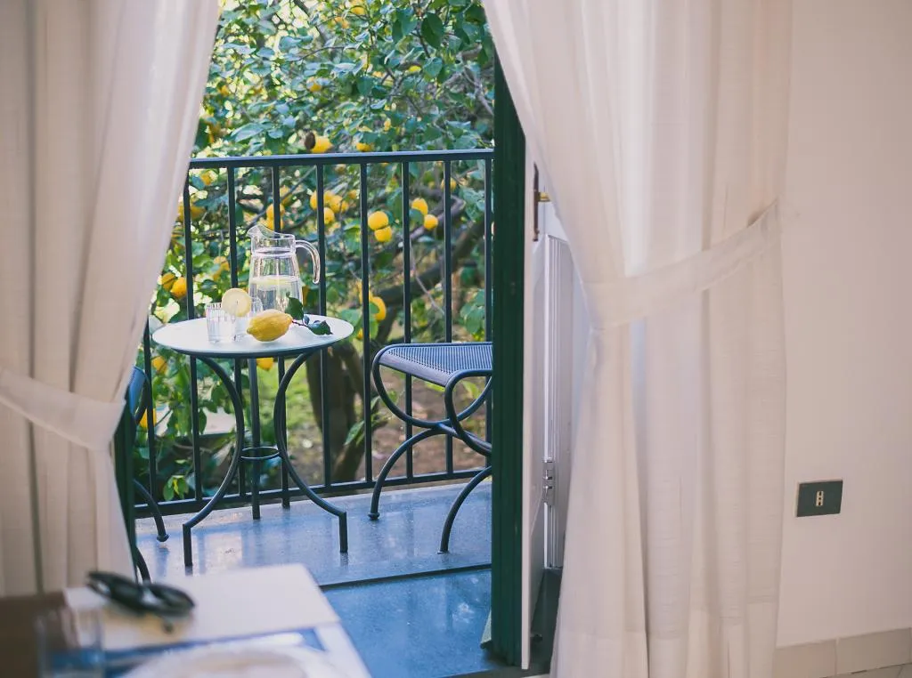 APARTMENT CAPACITY 2 Room, Antico Palazzo Scala, Naples