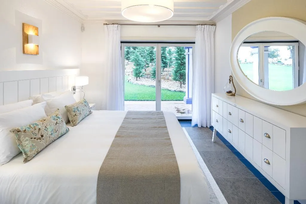 VILLA FOUR BEDROOMS Room, Shantivillas, Algarve