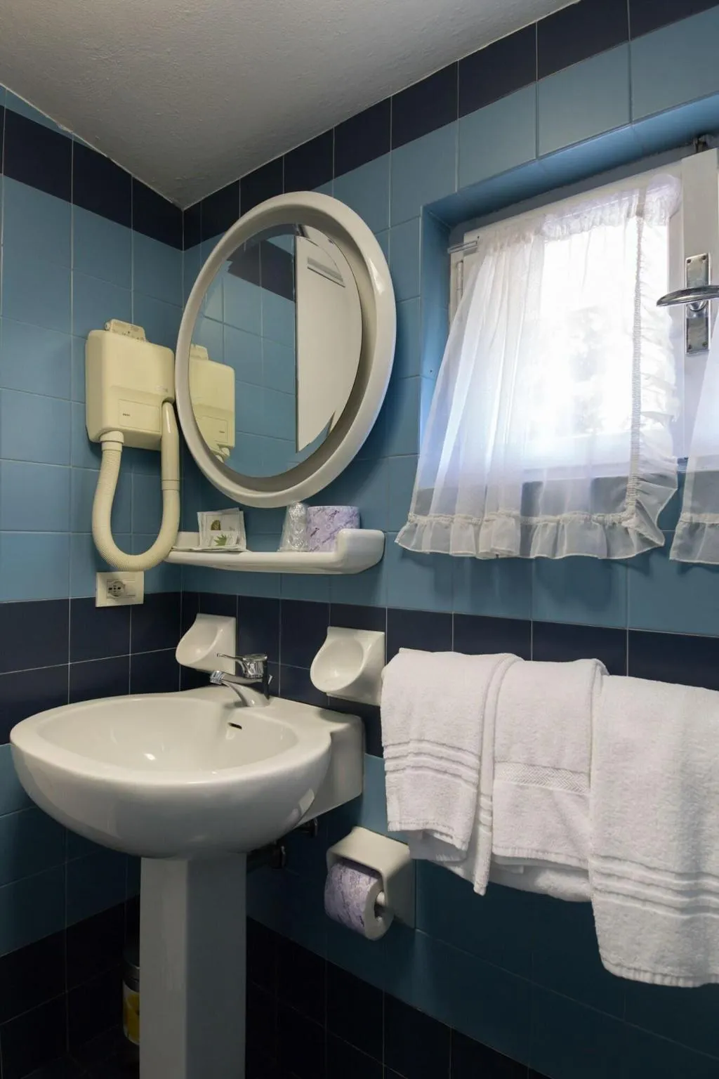 Room, Serenella, Milan