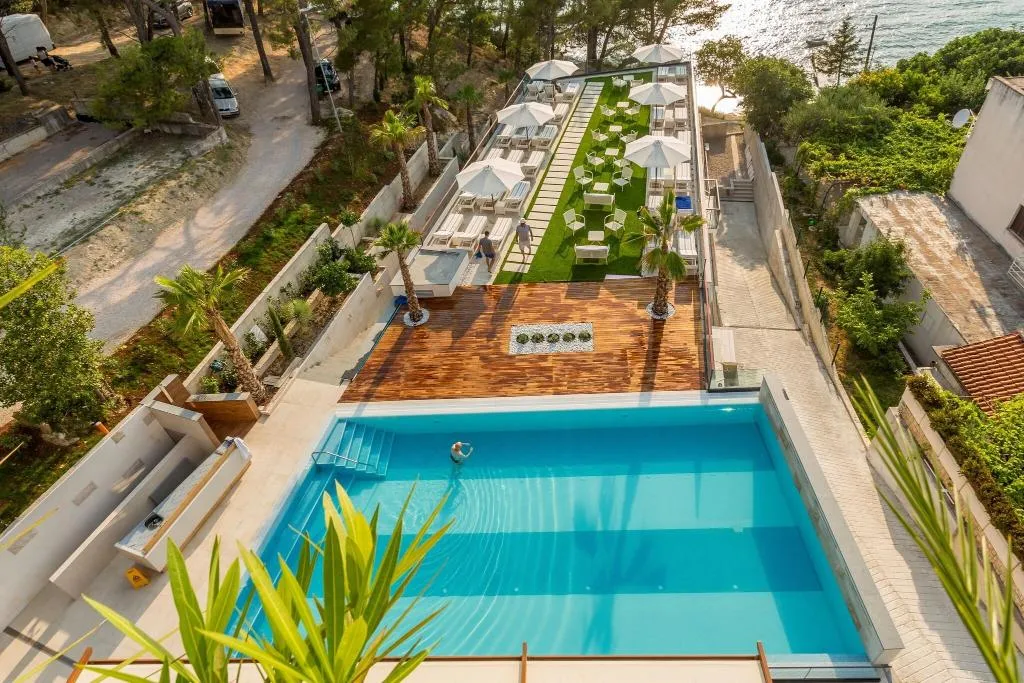 Pool, Eden, Split