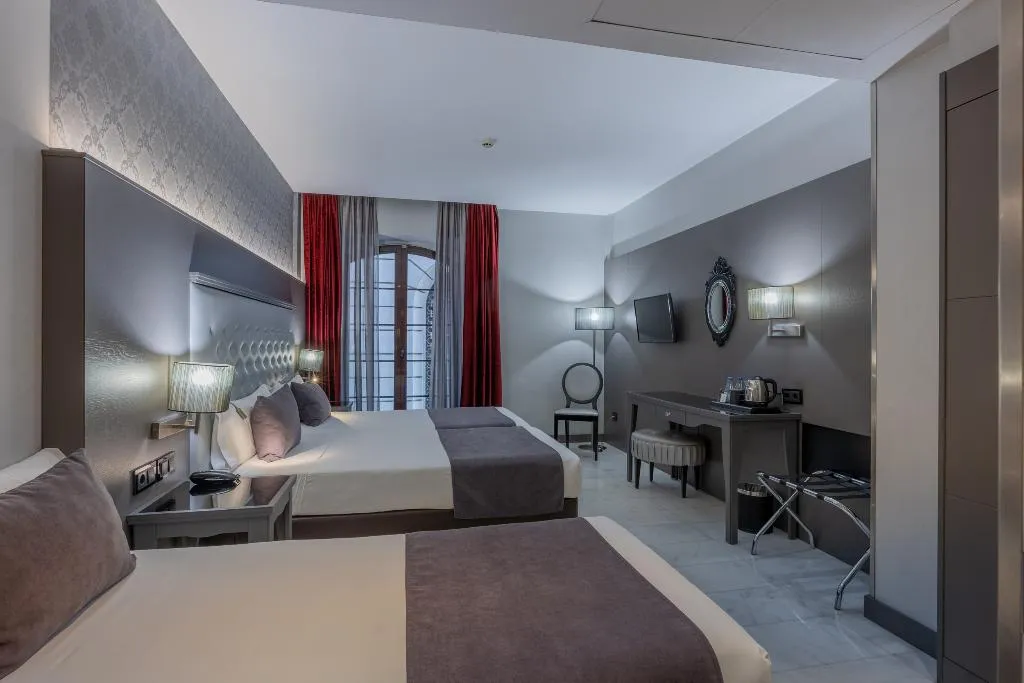 TRIPLE STANDARD Room, Hotel Ciutadella Barcelona, Barcelona