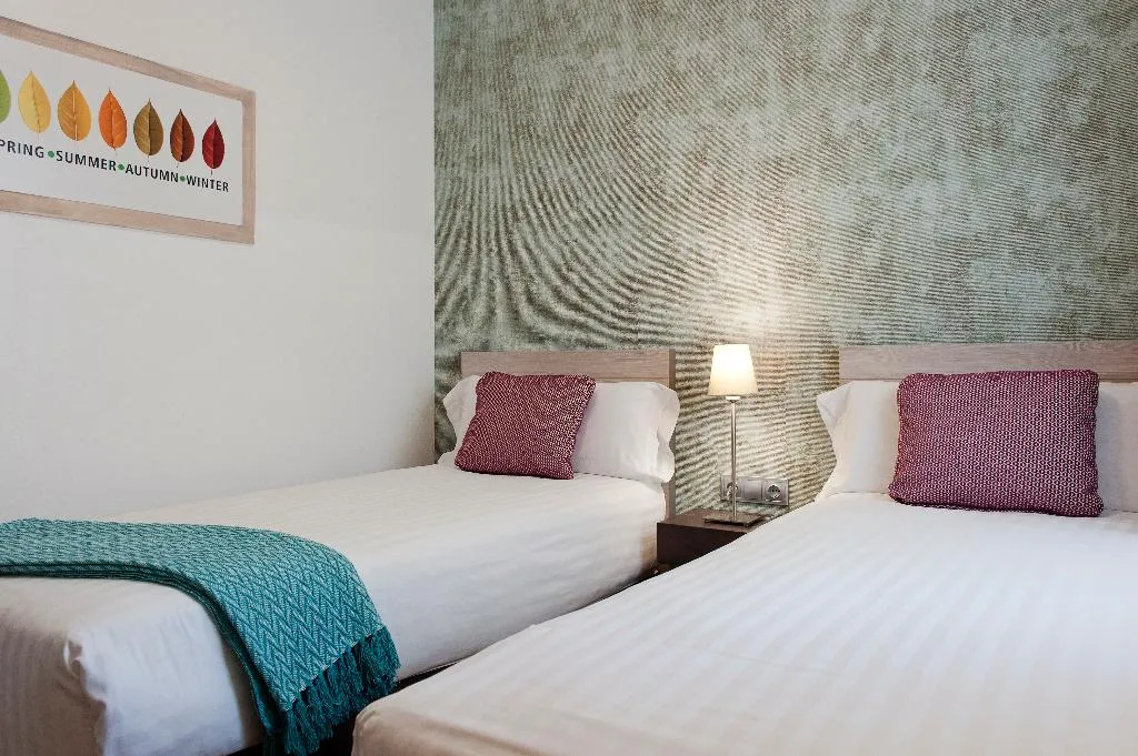 APARTMENT CAPACITY 2 TWO BEDROOMS Room, MH Apartments S. Familia, Barcelona