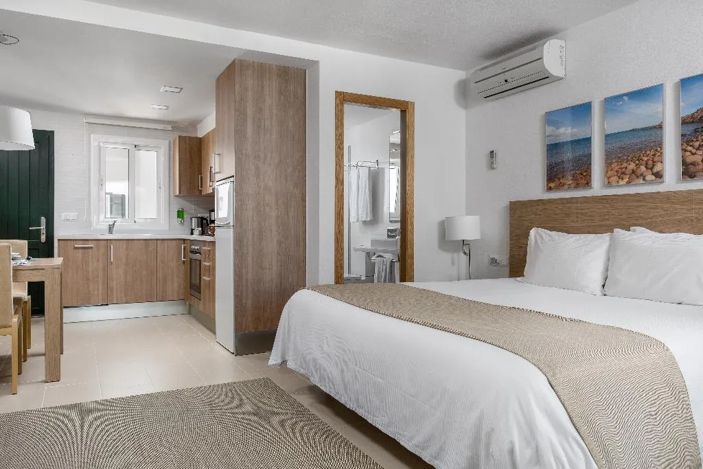 STUDIO CAPACITY 2 Room, White Sands Beach Club, Menorca