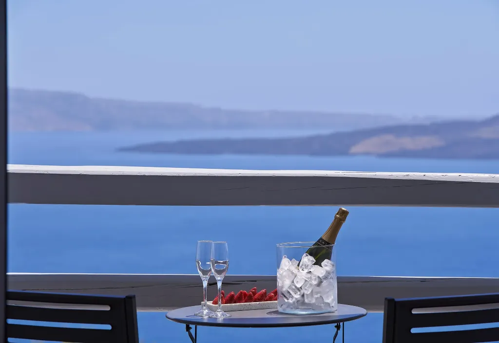 FAMILY ROOM CAPACITY 4 Room, Mr. & Mrs. White Oia - Santorini, Santorini
