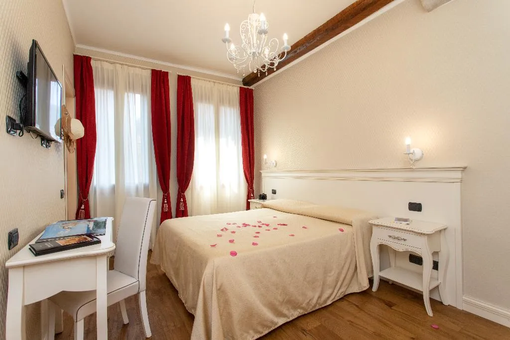 Double or Twin CLASSIC Room, Charming Palace Santa Fosca, Venice