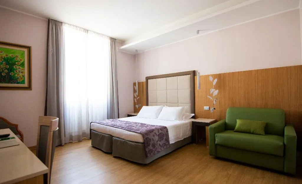 TRIPLE WITH VIEWS Room, Giolli Nazionale, Rome