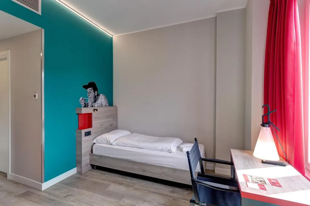 Room, Meininger Roma Termini, Naples