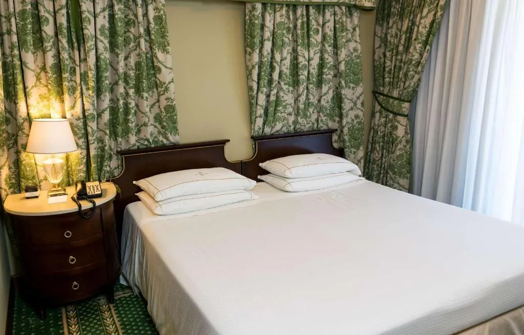 Room, River Chateau, Rome