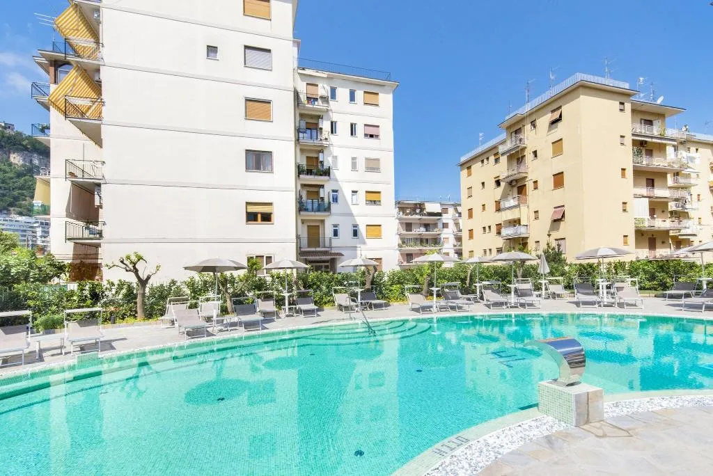 Pool, Leone, Naples