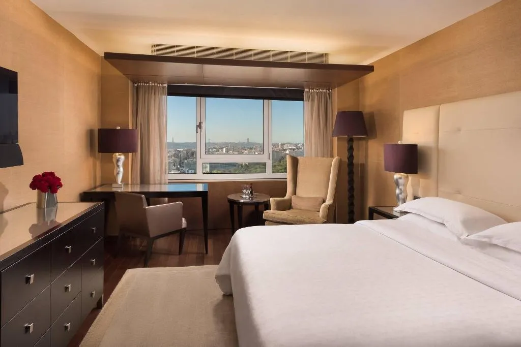 DOUBLE CLUB QUEEN BED Room, Sheraton Lisboa Hotel & Spa, Lisbon