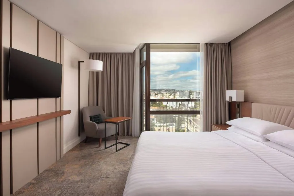 JUNIOR SUITE KING SIZE BED Room, Marriott Hotel Lisbon, Lisbon