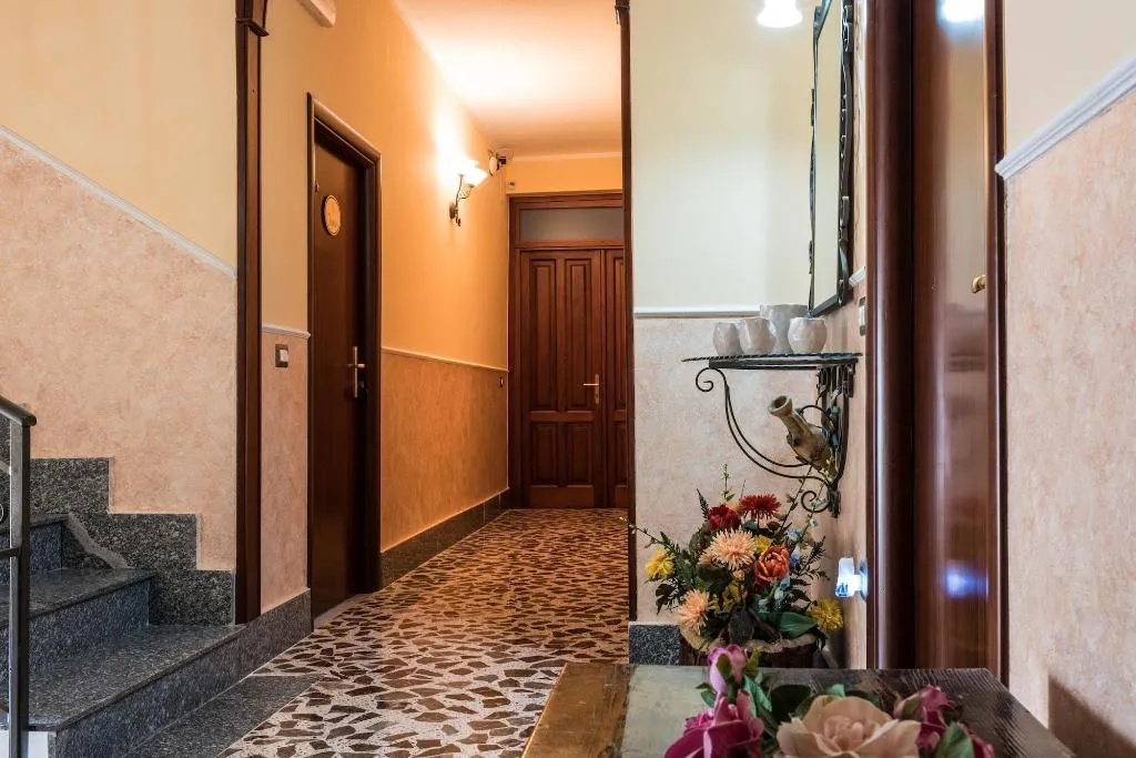 Lobby, La Mortella, Naples
