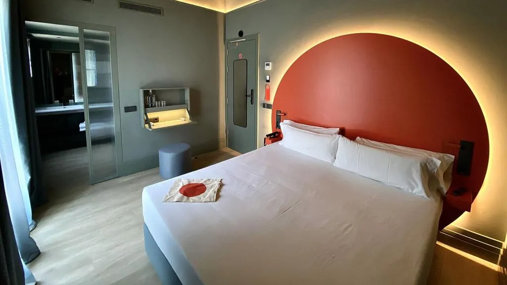 DOUBLE SUPERIOR QUEEN BED Room, Chic & Basic Dot, Madrid