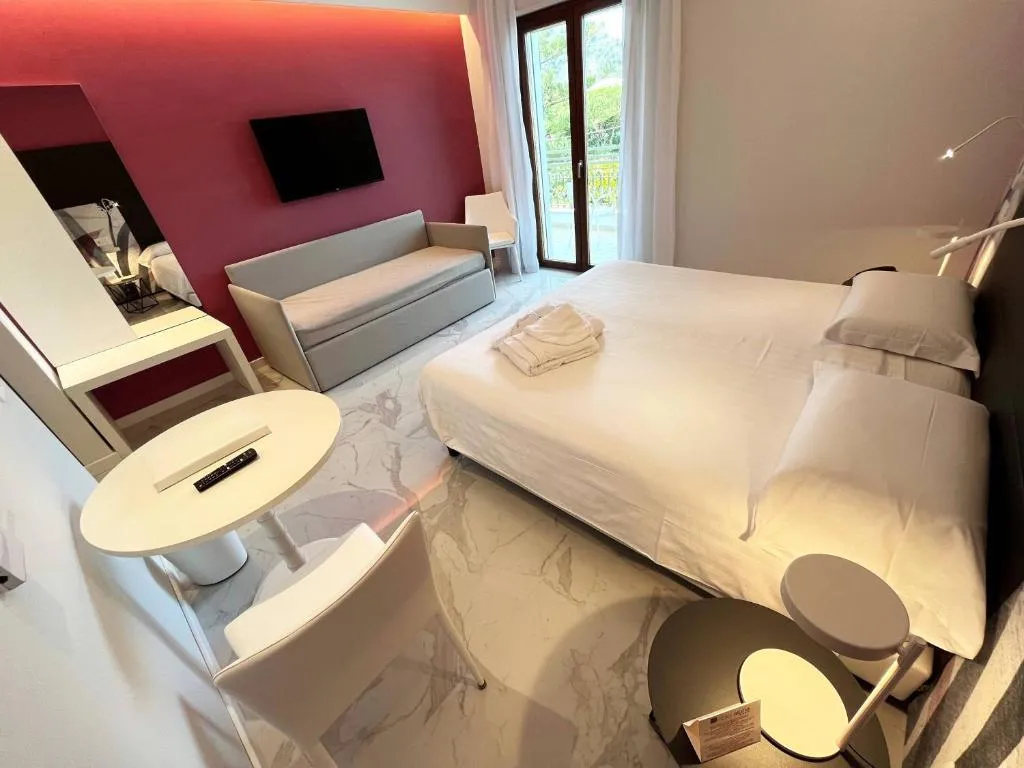 Double or Twin DELUXE POOL VIEW Room, Hotel Alpha, Naples