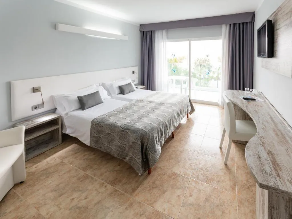 QUADRUPLE STANDARD Room, Bahia del Sol, Majorca