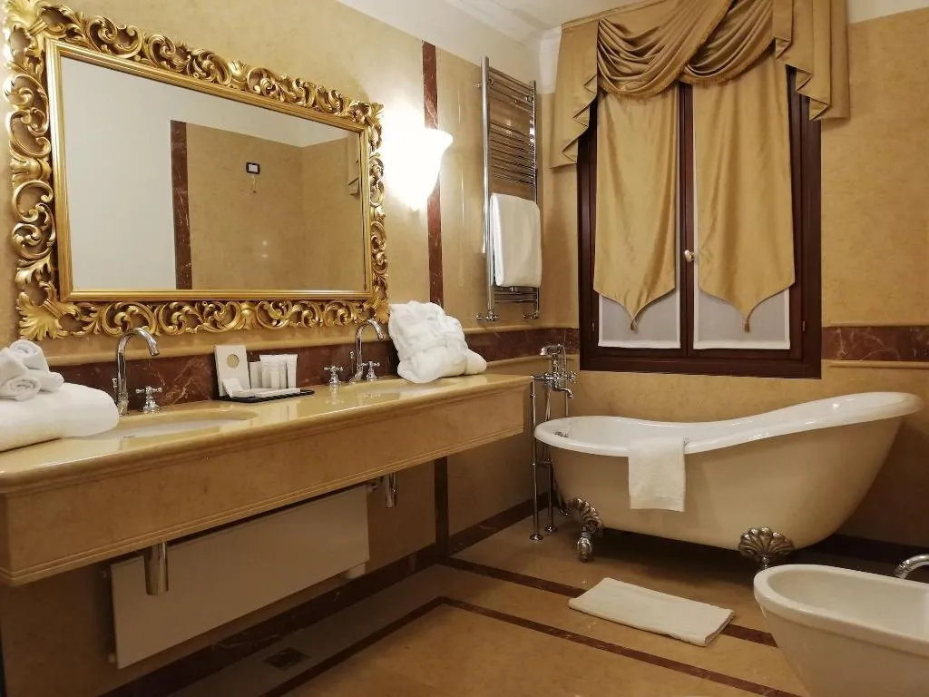 SUITE CAPACITY 4 Room, Cà Bonfadini Historic Experience, Venice