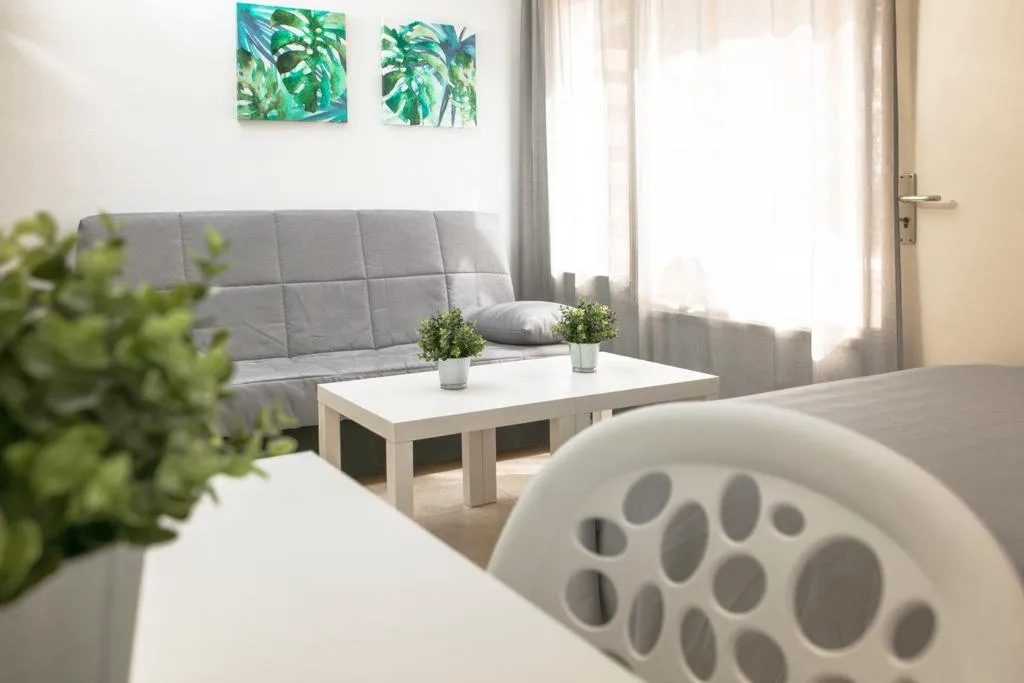 Room, Benelux, Costa Brava