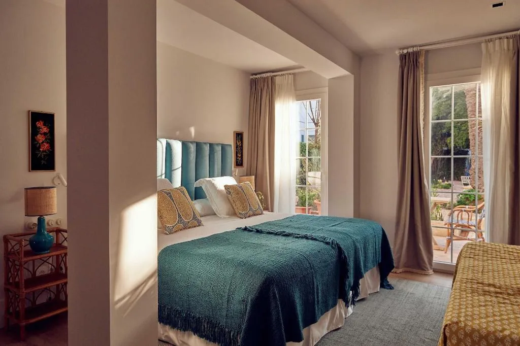 Room, Cristine Bedfor, Menorca